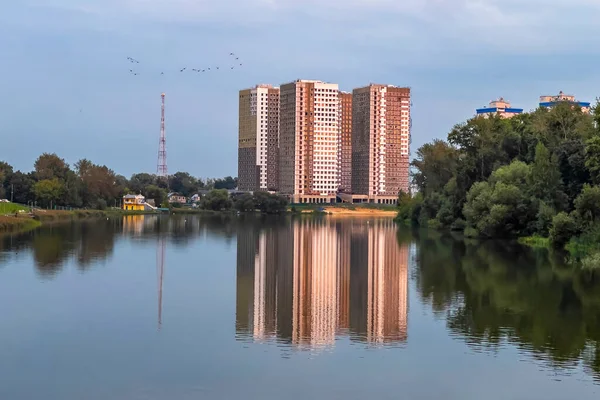 2021年8月29日 俄罗斯普希金诺 塞勒布兰卡河岸新的多层住宅建筑及其反映 日落时间 — 图库照片