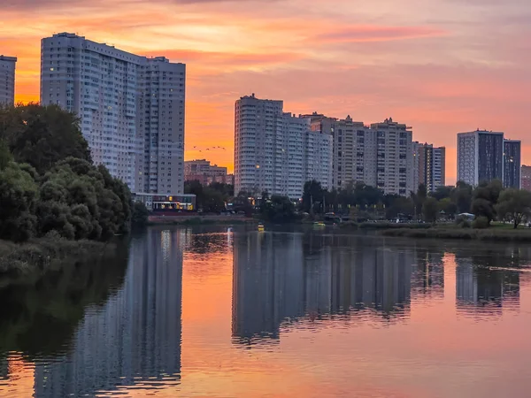 Pushkino Rusya Ağustos 2021 Serebryanka Nehrinin Kıyısındaki Yeni Çok Katlı — Stok fotoğraf