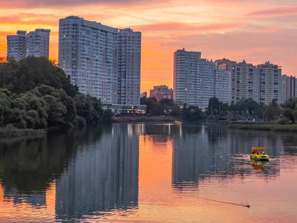 Pushkino Ryssland Augusti 2021 Nya Flervåningshus Vid Serebryankaflodens Strand Och — Stockfoto