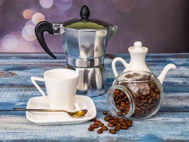 Kahve için masayı hazırla. Kahve demliği, espresso, gayzer kahve makinesi ve kahve çekirdeği. Düz yatıyordu