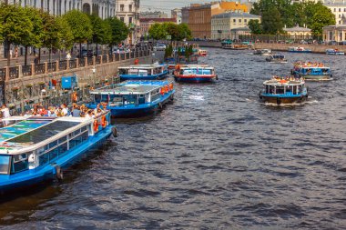 St. Petersburg, Rusya, 27 Temmuz 2021. Fontanka nehrinin manzarası ve onun pitoresk setleri. Zevk gemisi yelken açtı