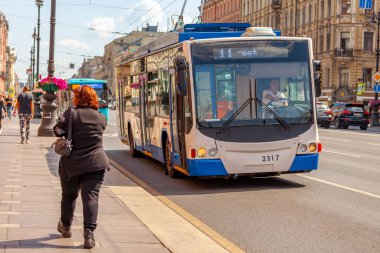 Saint Petersburg, Rusya, 24 Temmuz 2021. Otobüsün adı Nevsky prospect, şehrin ana caddesi.