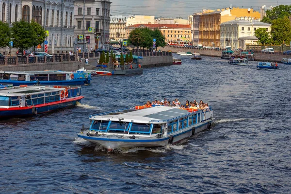 ロシアのサンクトペテルブルク 2021年7月27日 フォンタンカ川とその絵のように美しい堤防の眺め 喜びの船は帆 — ストック写真