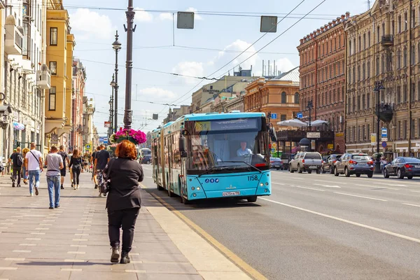 2021年7月24日 俄罗斯圣彼得堡 公共汽车经过涅夫斯基市郊的主要街道 — 图库照片
