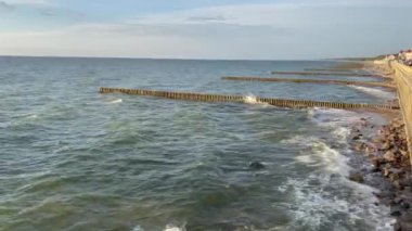 Deniz dalgası ve ıslak taşlar, doğal arka plan.