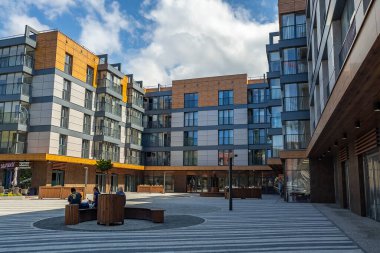 Zelenogradsk, Rusya, 28 Haziran 2023. Modern kentsel gelişim alanında tipik mimari topluluk