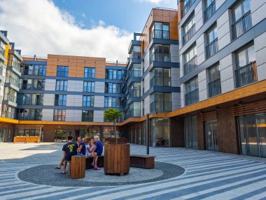 Zelenogradsk, Rusya, 28 Haziran 2023. Modern kentsel gelişim alanında tipik mimari topluluk