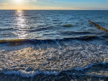 Ufuk çizgisi olan deniz manzarası. Doğa arkaplanı