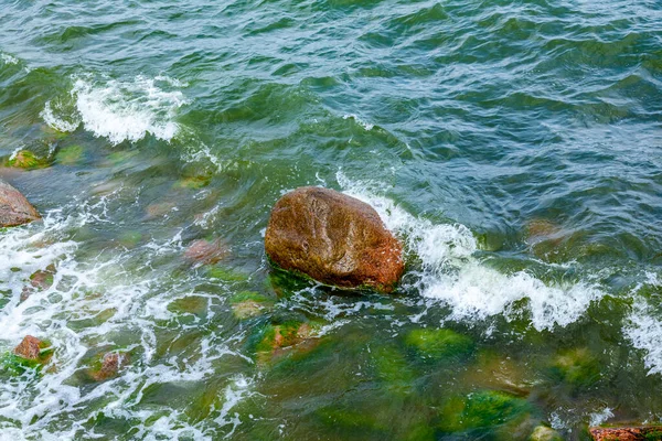 Θαλάσσια Κύματα Και Υγρές Πέτρες Φυσικό Υπόβαθρο — Φωτογραφία Αρχείου