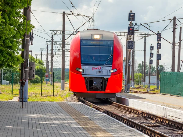 Zelenogradsk Rosja Czerwca 2021 Pociąg Regionalny Pobliżu Peronu Dworca Kolejowego — Zdjęcie stockowe