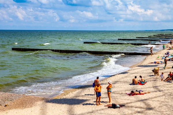 Zelenogradsk Russie Juin 2021 Les Gens Reposent Bronzent Sur Plage — Photo