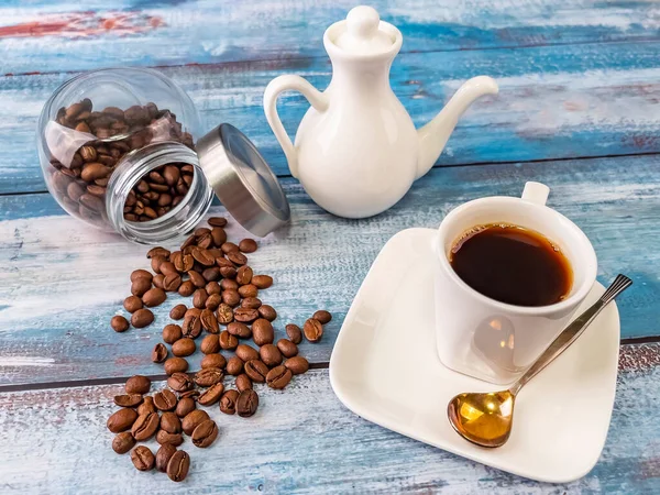 Kahve Için Masayı Hazırla Kahve Demliği Kahve Fincanı Kahve Çekirdekleri — Stok fotoğraf