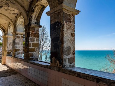 Sochi, Rusya, 14 Nisan 2021. Karadeniz kıyısında, tarihi ve kültürel bir dönüm noktası olan terk edilmiş eski bir kır evi (Albay Kvitko 'nun evi). Kulübe galerisinden Karadeniz 'e bak