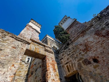 Sochi, Rusya, 14 Nisan 2021. Karadeniz kıyısında, tarihi ve kültürel bir dönüm noktası olan terk edilmiş eski bir kır evi (Albay Kvitko 'nun evi). İç kısmın parçası