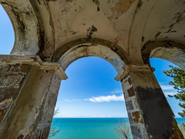 Sochi, Rusya, 14 Nisan 2021. Karadeniz kıyısında, tarihi ve kültürel bir dönüm noktası olan terk edilmiş eski bir kır evi (Albay Kvitko 'nun evi). Kulübe galerisinden Karadeniz 'e bak