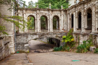 Sochi, Rusya, 13 Nisan 2021. Tarihi ve kültürel bir eser olan terk edilmiş Ordzhonikidze sanatoryumunun mimari topluluğu.