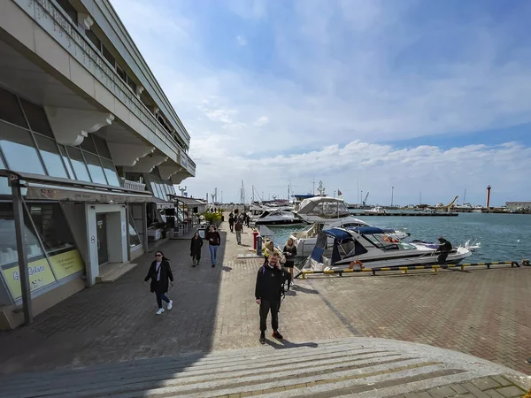 Sochi, Rusya, 16 Nisan 2021. İnsanlar Sochi Marina limanında yürüyüşe çıkıyor.