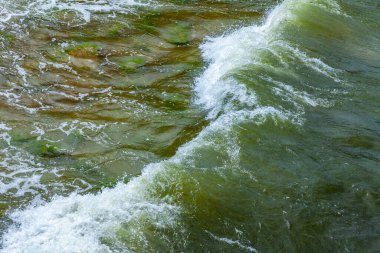 Deniz dalgası ve ıslak taşlar, doğal arka plan.