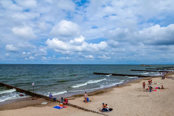 Zelenogradsk Russie Juin 2021 Les Gens Reposent Bronzent Sur Plage — Photo