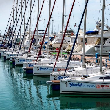 Sochi, Rusya, 12 Nisan 2021. Sochi Marina limanında yatlar