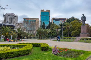 Sochi, Rusya, 12 Nisan 2021. Bulutlu bir bahar gününde tipik şehir manzarası