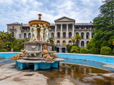 Sochi, Rusya, 13 Nisan 2021. Tarihi ve kültürel bir eser olan terk edilmiş Ordzhonikidze sanatoryumunun mimari topluluğu.