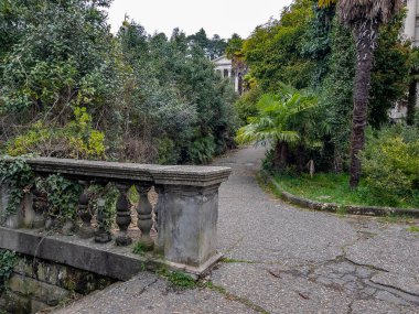 Sochi, Rusya, 13 Nisan 2021. Terk edilmiş Ordzhonikidze sanatoryumundaki eski taş merdiven, tarihi ve kültürel dönüm noktası