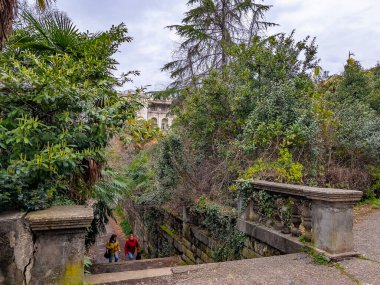 Sochi, Rusya, 13 Nisan 2021. Terk edilmiş Ordzhonikidze sanatoryumundaki eski taş merdiven, tarihi ve kültürel dönüm noktası