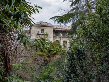 Sochi, Rusya, 13 Nisan 2021. Tarihi ve kültürel bir eser olan terk edilmiş Ordzhonikidze sanatoryumunun mimari topluluğu.