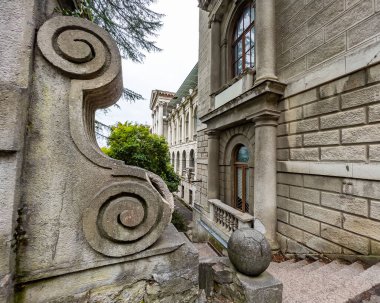 Sochi, Rusya, 13 Nisan 2021. Tarihi ve kültürel bir eser olan terk edilmiş Ordzhonikidze sanatoryumunun mimari topluluğu.