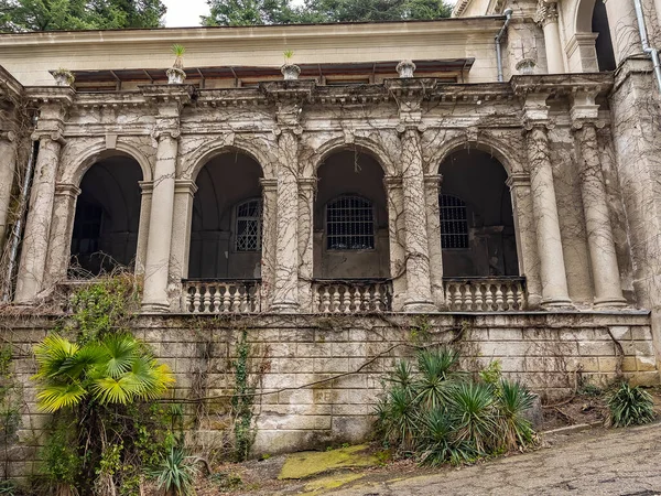 Sochi Rússia Abril 2021 Conjunto Arquitetônico Abandonado Sanatório Ordzhonikidze Marco — Fotografia de Stock