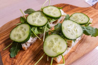 Taze roka ve salatalıklı sandviç.