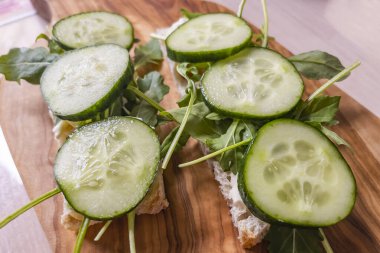Taze roka ve salatalıklı sandviç.