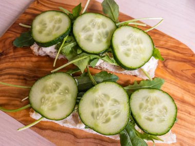 Taze roka ve salatalıklı sandviç.