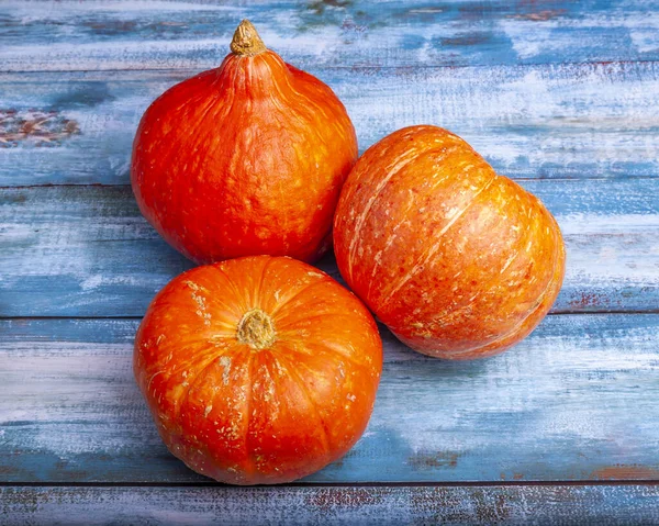 Tre Pumpor Olika Sorter Bordet — Stockfoto