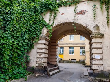 Vyborg, Rusya, 25 Temmuz 2021. Tipik şehir manzarası, tarihsel mimari topluluğun bir parçası.