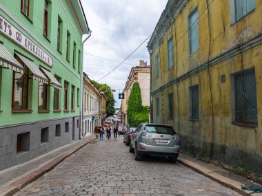 Vyborg, Rusya, 25 Temmuz 2021. Tipik şehir manzarası, tarihsel mimari topluluğun bir parçası.