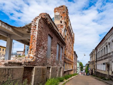 Vyborg, Rusya, 25 Temmuz 2021. Tipik şehir manzarası, tarihi mimari topluluğun bir parçası. Şehir merkezindeki eski binaların kalıntıları.