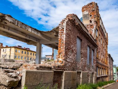 Vyborg, Rusya, 25 Temmuz 2021. Tipik şehir manzarası, tarihi mimari topluluğun bir parçası. Şehir merkezindeki eski binaların kalıntıları.