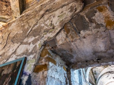 Sochi, Rusya, 14 Nisan 2021. Karadeniz kıyısında, tarihi ve kültürel bir dönüm noktası olan terk edilmiş eski bir kır evi (Albay Kvitko 'nun evi). İç kısmın parçası