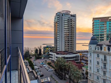 Sochi, Rusya, 12 Nisan 2021. Bulutlu bir bahar gününde tipik şehir manzarası.