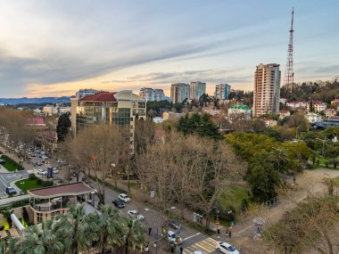 Sochi, Rusya, 12 Nisan 2021. Bulutlu bir bahar gününde tipik şehir manzarası.