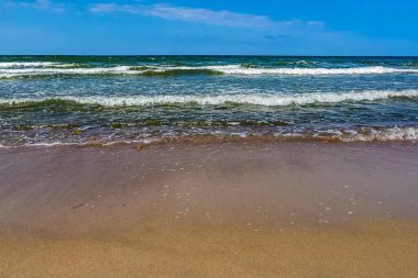 Ufuk çizgisi olan deniz manzarası. Doğa arkaplanı