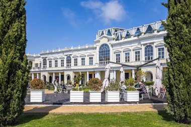 Sochi, Rusya, 12 Nisan 2021. Güneşli bahar gününde tipik şehir manzarası.