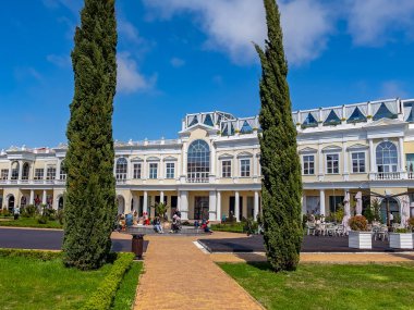 Sochi, Rusya, 12 Nisan 2021. Güneşli bahar gününde tipik şehir manzarası.