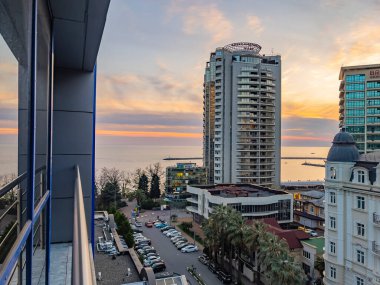 Sochi, Rusya, 12 Nisan 2021. Günbatımında tipik şehir görüntüsü.