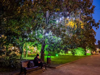 Sochi, Rusya, 12 Nisan 2021. Gece vakti tipik şehir manzarası