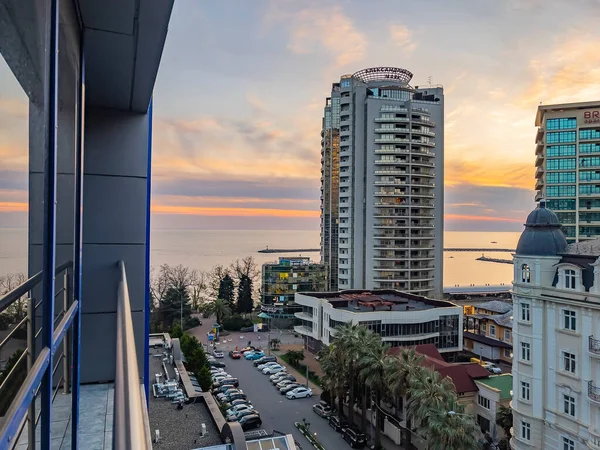 Sochi, Rusya, 12 Nisan 2021. Günbatımında tipik şehir görüntüsü.