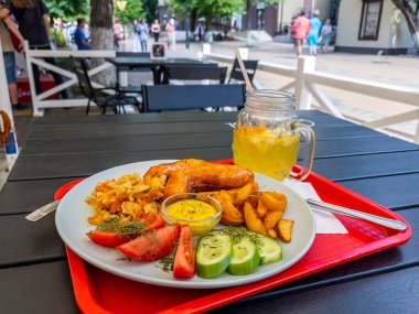 Zelenogradsk, Rusya, 28 Haziran 2021. Kurortniy Bulvarı 'nın mimari topluluğu. Sokak Kafe Masası