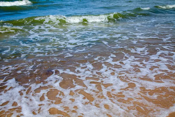 海浪和潮湿的石头 自然背景 — 图库照片